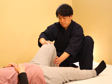 膝を支える施術