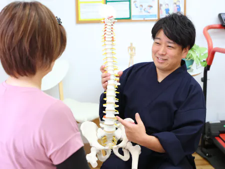 背面グリッドの前で姿勢を撮影