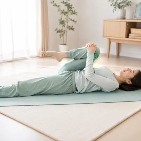 自宅で仰向けに膝を抱える腰のストレッチ