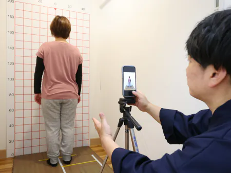 背骨模型を持って説明